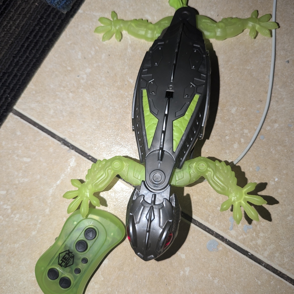 Remote Control Reptile Toy - Green and Black